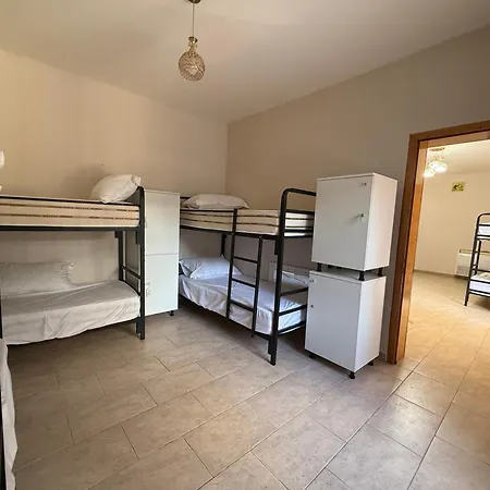 Alina Vandrerhjem Tirana