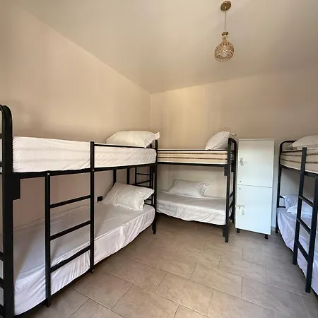 Alina Auberge de jeunesse Tirana