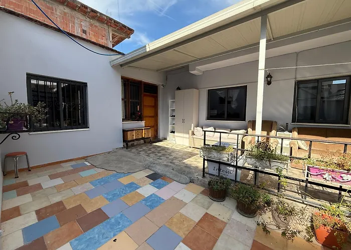 بيت شباب Alina تيرانا