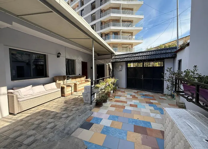 بيت شباب Alina تيرانا